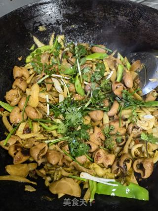 老坛酸菜炒猪年夜肠的做法步调：9