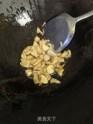 老坛酸菜炒猪年夜肠的做法步调：6