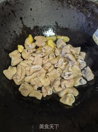 老坛酸菜炒猪年夜肠的做法步调：2