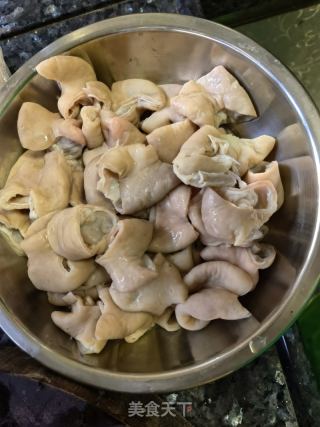 老坛酸菜炒猪年夜肠的做法步调：1