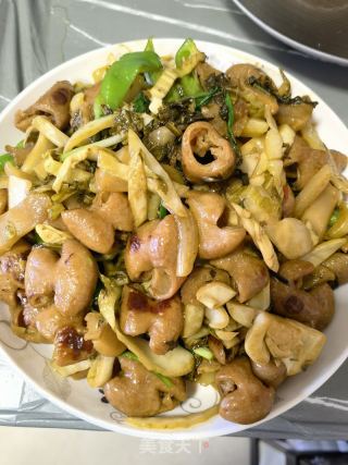 老坛酸菜炒猪年夜肠的做法步调：10