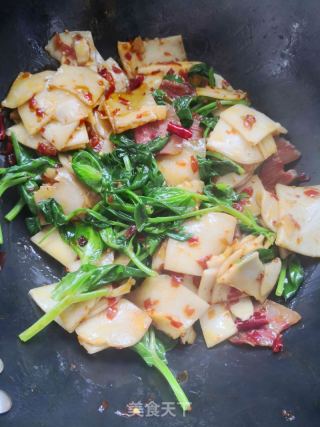 腊肉炒饵块的做法步调：11