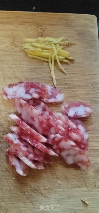 香肠蒸北昌鱼干的做法步调：3