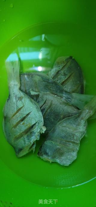 香肠蒸北昌鱼干的做法步调：1