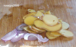 姜葱炒鸡翅的做法步调：1