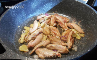 姜葱炒鸡翅的做法步调：4