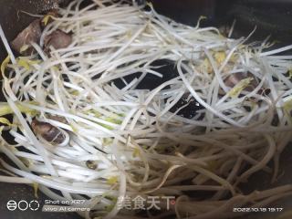 腊肉炒芽菜韭黄的做法步调：5