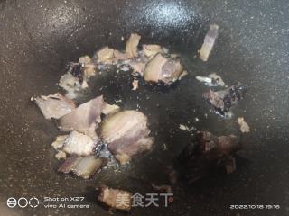 腊肉炒芽菜韭黄的做法步调：4