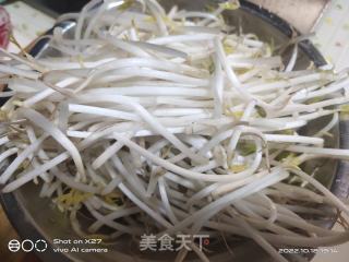 腊肉炒芽菜韭黄的做法步调：3