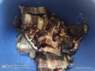 腊肉炒芽菜韭黄的做法步调：1
