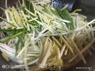 腊肉炒芽菜韭黄的做法步调：6