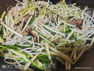 腊肉炒芽菜韭黄的做法步调：8