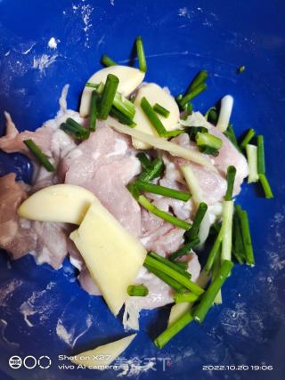 肉片时蔬的做法步调：1