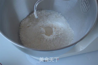 烘焙小利剑沉紧揉脱手套膜，便宜又喷鼻又硬年夜吐司的做法步调：3