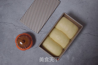 烘焙小利剑沉紧揉脱手套膜，便宜又喷鼻又硬年夜吐司的做法步调：7