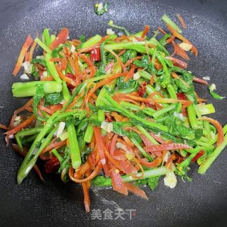 白萝卜炒菜芯的做法步调：8