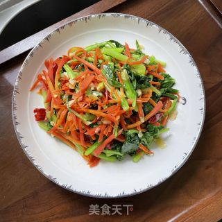 白萝卜炒菜芯的做法步调：9