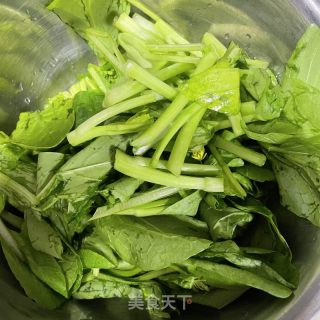 白萝卜炒菜芯的做法步调：3