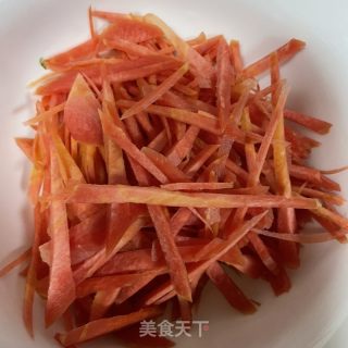 白萝卜炒菜芯的做法步调：4