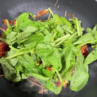 白萝卜炒菜芯的做法步调：7