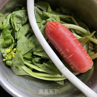 白萝卜炒菜芯的做法步调：1