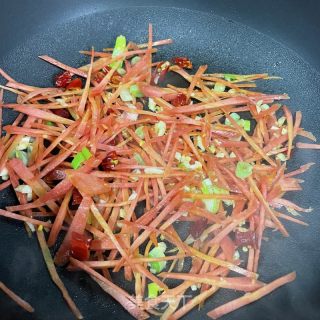 白萝卜炒菜芯的做法步调：6