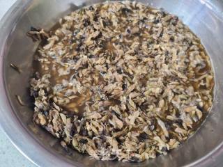 干槐花鸡蛋馅包子的做法步调：2