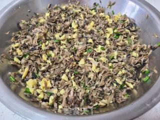 干槐花鸡蛋馅包子的做法步调：9