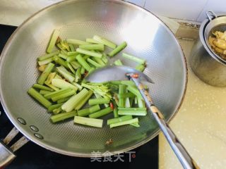 芹菜炒鸡蛋的做法步调：3