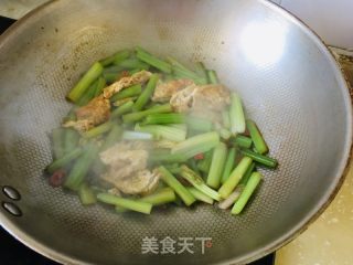 芹菜炒鸡蛋的做法步调：7