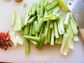 芹菜炒鸡蛋的做法步调：1