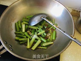 芹菜炒鸡蛋的做法步调：4