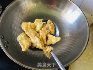芹菜炒鸡蛋的做法步调：2