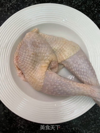 卤鸡腿的做法步调：1