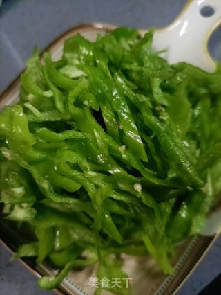肉丝炒薄皮椒的做法步调：2