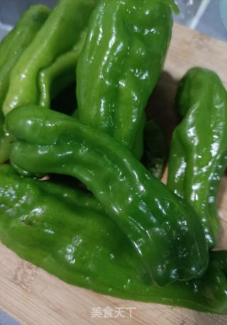 肉丝炒薄皮椒的做法步调：1
