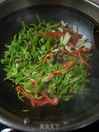 肉丝炒薄皮椒的做法步调：12
