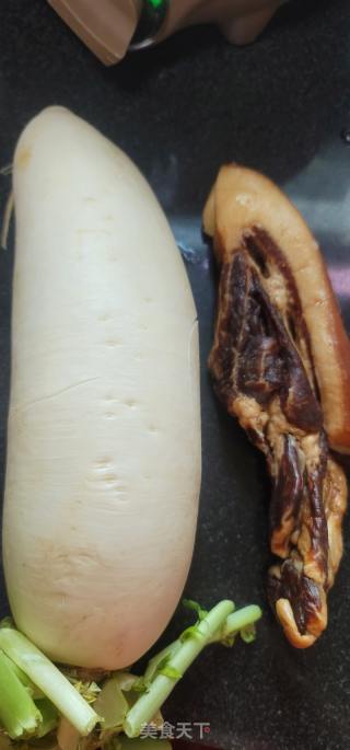腊肉焖利剑萝卜的做法步调：1