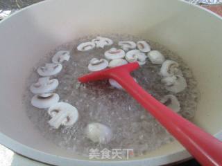 蘑菇肥肉片炒莴笋的做法步调：3