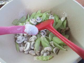 蘑菇肥肉片炒莴笋的做法步调：7