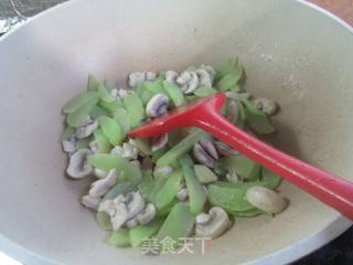 蘑菇肥肉片炒莴笋的做法步调：8