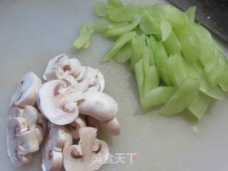 蘑菇肥肉片炒莴笋的做法步调：2