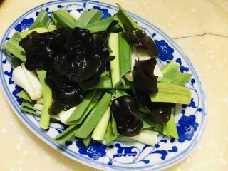 青蒜炒肉片的做法步调：1