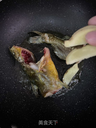豆腐炖黄骨鱼的做法步调：5