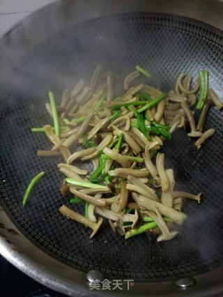 鹿茸菇韭菜炒鸡蛋的做法步调：17