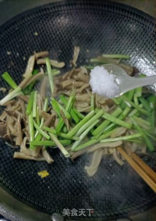 鹿茸菇韭菜炒鸡蛋的做法步调：15