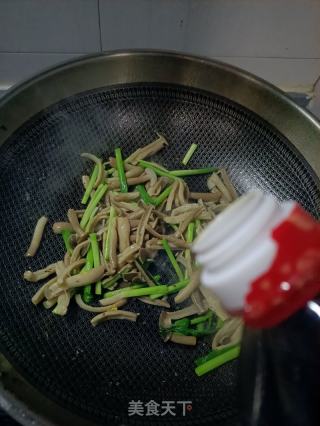 鹿茸菇韭菜炒鸡蛋的做法步调：16