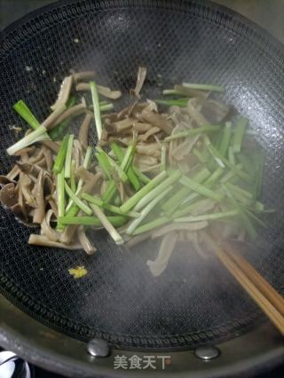 鹿茸菇韭菜炒鸡蛋的做法步调：14