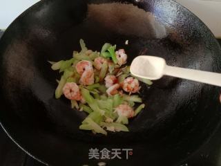西兰花梗炒虾仁的做法步调：7