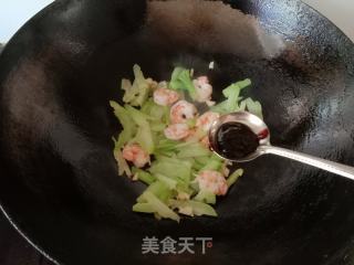 西兰花梗炒虾仁的做法步调：6